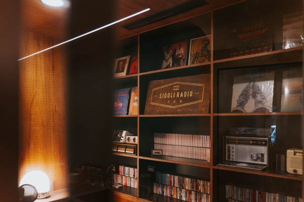 ＜SIDOLI RADIO 小島裡・感傷唱片＞