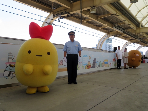 「京急すみっコなかまた（京急蒲田）駅」2番線ホームで装飾除幕式 【えびふらいのしっぽ】と【とんかつ】も参加