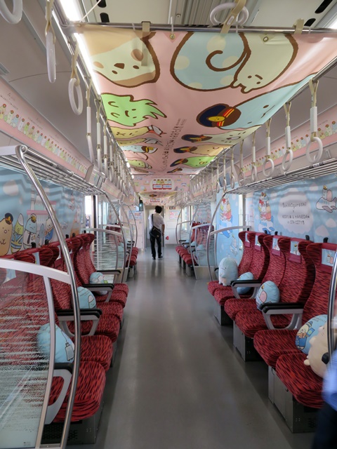 車両内を4日間限定（9月10日（土）・9月23日（金・祝）・10月1日（土）・10月29日（土））で特別に装飾した「すみっコぐらし10周年号」が2番線ホームに