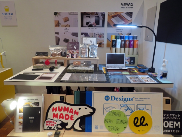 「Miwax The Cuttingmat（ミワックス ザ・カッティングマット）」はその経験を生かし、単なる事務用品にはとどまらない、新たな価値を提案するカッティングマットとして「グッドデザイン賞ベスト100」を受賞
