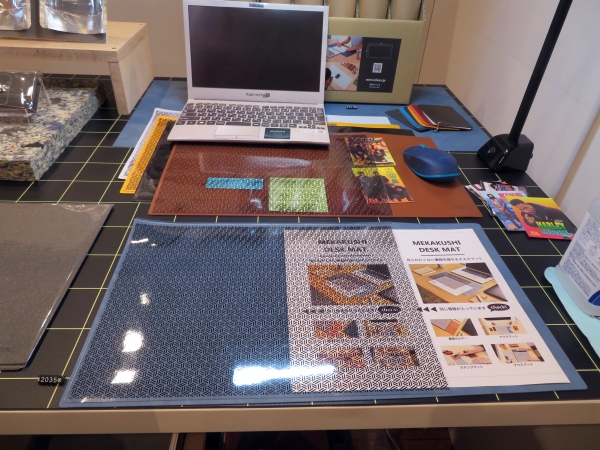 「MEKAKUSHI DESKU MAT（メカクシ デスク マット）」は、見られたくない書類を隠せるデスクマット。デスクマット以外にも書類ホルダー、スタンプマット、マウスパッドとしても使えます