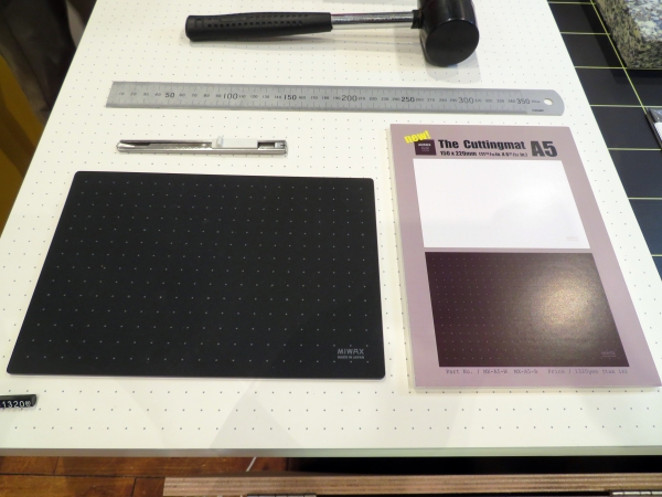 「The Cuttingmat A5（ザ・カッティングマット）」は、要望の多かったA5サイズを待望の商品化。手帳やノートに挟んで持ち運べ、いつでも作業ができるので、ひらめきを逃しません