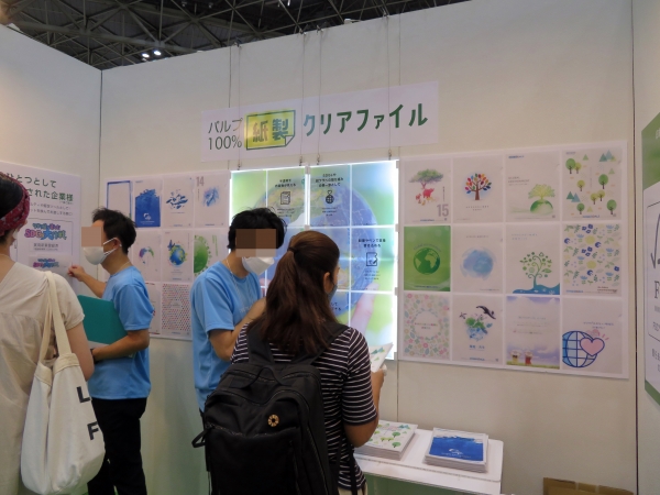 パルプ100％紙製クリアファイル。従来のクリアファイルと同じく半透明で全面にデザインを施すことも可能です　若越印刷