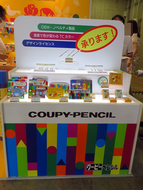 サクラクレパスの定番人気商品「クーピーペンシル」「クレパス」とのオリジナルコラボ商品を提案