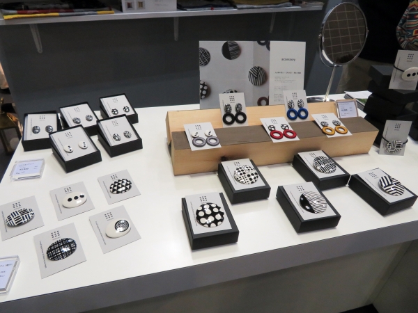 店頭でのＰＯＰ ＵＰ ＳＴＯＲＥに、九谷焼の窯元・桐生の刺繍がコラボした「ブローチ」などのアクセサリーはいかがでしょうか　ＳＡＫＡＳＯ