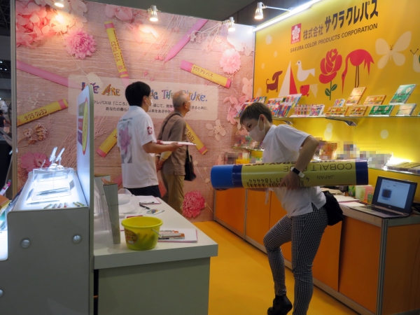サクラクレパスはお客様への商品訴求をより効果的にするためPOPを用いたブースづくりに力を入れています！