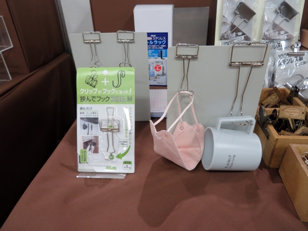 家庭でも、オフィスでも活躍！フックの先がスリムだから小さな引っ掛け穴にも通せる！クリップがフックになった！『挟んでフックスリムM』ベロス