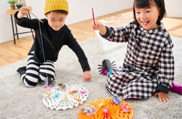 クモの巣に引っかかった獲物をゲット！お菓子釣りゲーム！