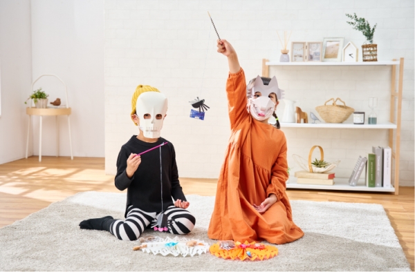 手作りハロウィンマスクをつけて、みんなでお菓子釣りゲーム。ハロウィンパーティーを楽しもう！
