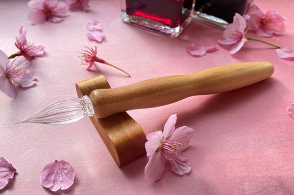 「書き味」を楽しむ。 ガラスペンも明治35年に誕生した、日本発祥の筆記具です。 ガラスペンも誕生して120年。 【呉竹ウッドガラスペン・千本桜】 (細字・中字)　各22,000円