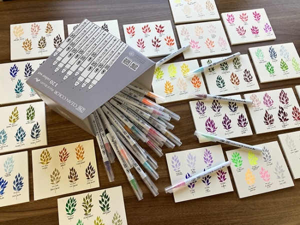 「書く」を彩る。 毛筆タイプのカラー筆ぺん。 色数が豊富で、レタリングからアートの世界まで幅広く楽しめる。 【ZIG CLEAN COLOR Real Brush】 (120色セット)　26,400円