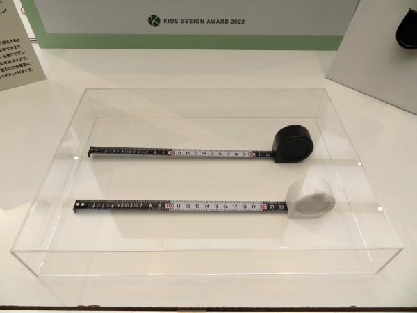 『ミドリ　スローコンベックスメジャー』は、目盛りも10センチごとに白黒が色分けされ、視認性が高い。教育の現場、遊びでも使いやすくした