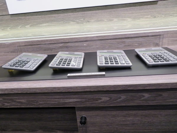 打ちやすさのほか電卓として違和感がないかも考慮し、9度まで検証を行った結果、３度という角度を導き出した