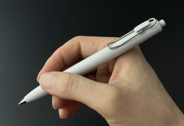 ■シンプルでより洗練された軸デザイン