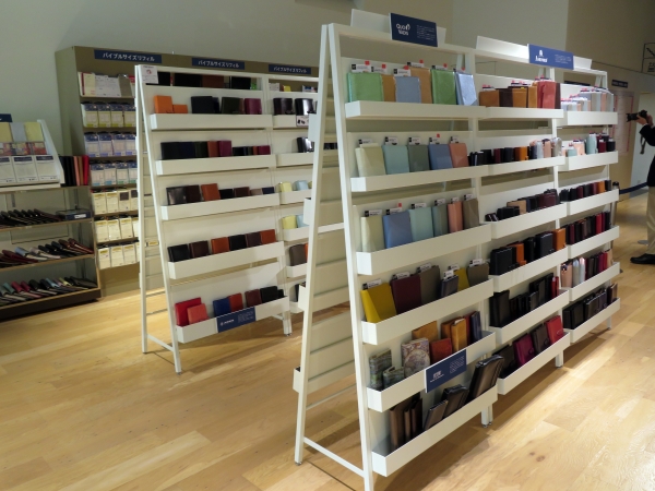 伊東屋限定品や新作から定番品まで、手帳本体約200種、リフィル約1000種が一堂に並ぶ