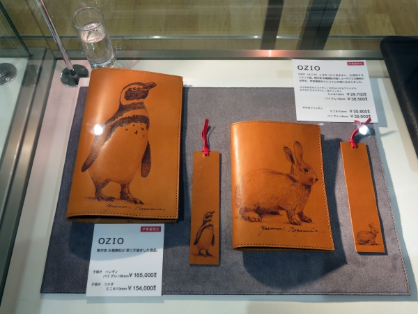 「OZIO」鞄作家・永嶺康紀が革に手描きした逸品。手描きペンギン バイブル/16ｍｍ、手描き うさぎミニ6/13ｍｍ　伊東屋限定