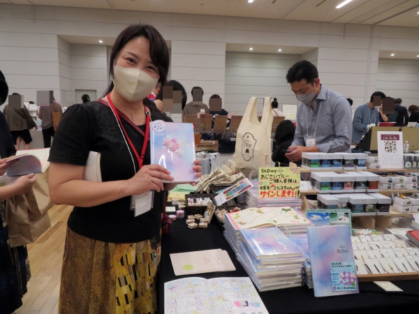 手帳ライフプロデュースのマルヨちゃんが考案した一冊三ヶ月の日付・曜日フリー形式「２４Ｄｉａｒｙ」