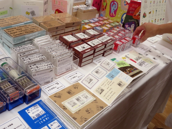 フェルメール？！＜ビールをそそぐ女？！＞　名画登場人物がこちらの「ごきげんとり」をしてくるスタンプ！サンビー