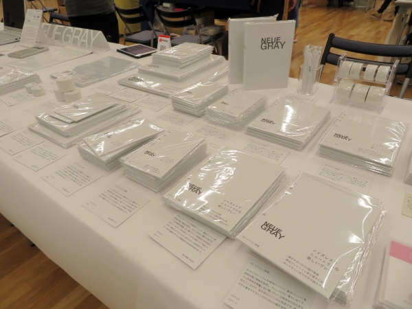 薄いけど透けにくく、さまざまな用途に幅広く使える紙。白色度を抑えたグレーの色味は目に優しい「NEUE GRAY」吉川紙商事
