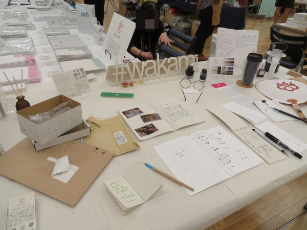 #wakami_PJは、「紙は循環する」という日本の水や資源が可能とした和紙独自の性質のコンセプトのもと、この「環境問題」に取り組むことに。古紙回収のプロ坪野谷紙業をチームに迎え、段ボール20％、その他工場内古紙を中心にオール古紙で構成された紙　吉川紙商事