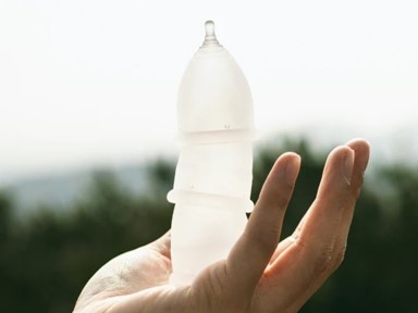 EVE 月経カップ &amp;#8211; EVE 価格：￥3,960（税込） 折り畳んで膣内に挿入し、経血をキャッチします。 洗って繰り返し使用できるため、人間にも環境にもやさしい快適アイテムです。