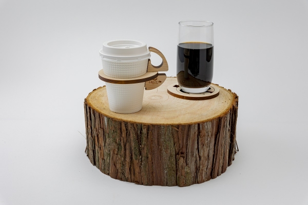 【SPツールコンテスト大賞】   出展社名：これいい和ベストノベルティ／（株）キャリアコンサルティング 商品名：ヒノキのカップホルダー（S） 商品の特徴：間伐材で作ったカップホルダー。コースターとしても使用可能です。