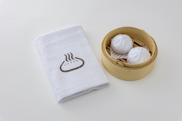 【SPツールコンテスト準大賞】   出展社名：（株）光 商品名：肉まんタオル 商品の特徴：かわいい肉まん型に圧縮されたタオル。オリジナルプリントが可能です。