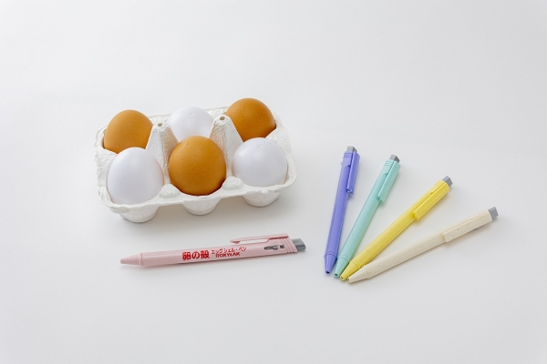 【SPツールコンテスト準大賞】   出展社名：（有）ロキシィ商会 商品名：卵の殻のボールペン 商品の特徴：卵の殻をベースとしたプラスチック代替素材によるボールペンです。