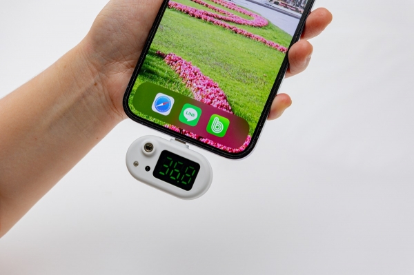 【新生活様式グッズコンテスト準大賞】   出展社名：（株）ネクストインターナショナル 商品名：スマホ用非接触 サーモメーター 商品の特徴：コンパクトサイズで持ち運びに便利です。