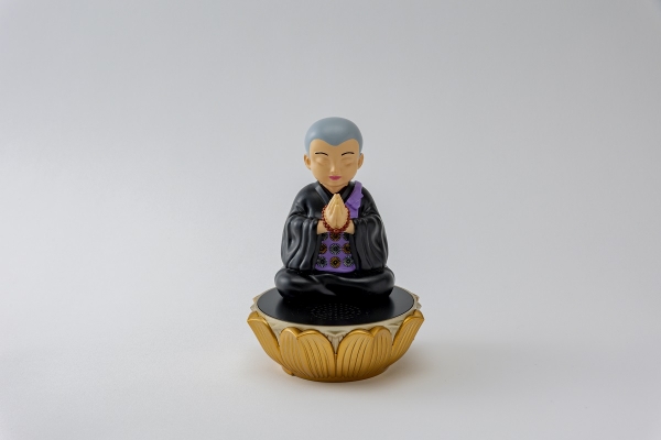 【新生活様式グッズコンテスト審査員特別賞】   出展社名：（株）日興インターナショナル  商品名：道しるべ 我が家の小さなお坊さん 商品の特徴：そうだ！！落ち込んでしまう時、頼りになる我が家のお坊さんの般若心経