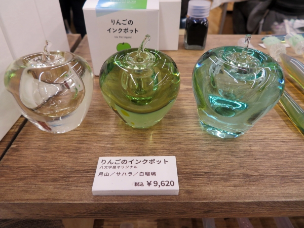 八文字屋 オリジナル「りんごのインクポット」山形出身のガラス作家、村山耕二さんによる100％手作り品。工業製品にはない、人の温もりが感じられる作品