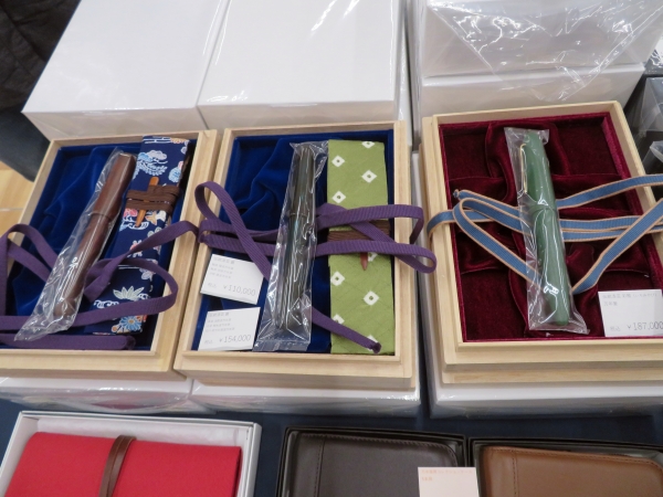 全国各地の漆工を万年筆にする漆塗り万年筆シリーズ伝統漆芸　麗「輪島 曙塗」「輪島 溜塗」「津軽錆塗」「青森 流紋塗」「岩手 樹水塗」「石川 創作加賀塗」と「伝統漆芸　彩雅（いろみやび）」セーラー万年筆