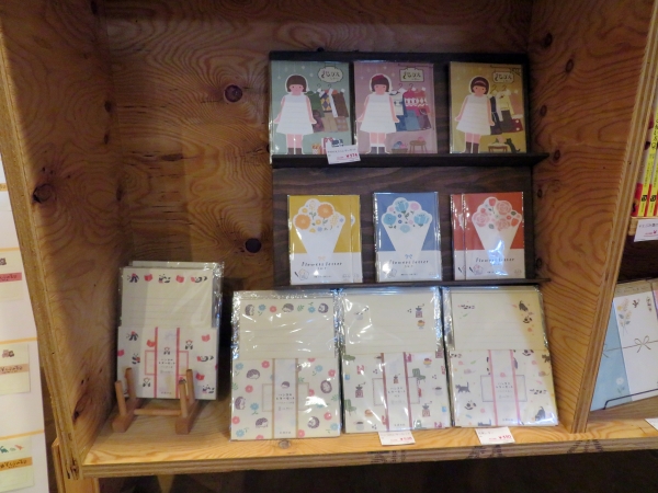 なんとも懐かしい、きせかえ人形がミニレターセットになりました「きせかえミニレターセット」。「ハンコのレターセット」「花束レターセット」