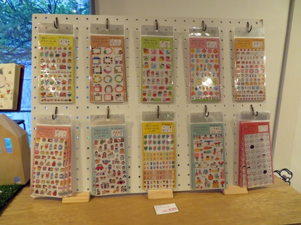 わたしびより「デコレーションシール」  デコレーションにぴったりなシールシートが新登場！日常を切り取ったような可愛らしいデザインがたくさん♪貼ってはがせるタイプなので、使い勝手抜群で持ち運びにも便利♪