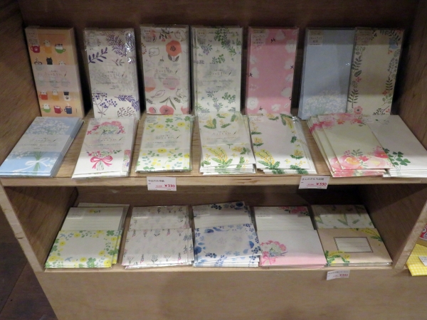 美濃和紙落水紙がキレイな大人気ロングセラー商品「今日のお手紙」。お礼やチケットなどをさりげなく渡すのに重宝する「ほんのきもち封筒」