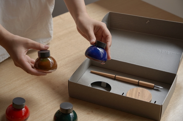 贈りたい人が使うシーンを想像しながら選べる、万年筆やつけペン、インク、ノートなどのギフトセット。どこか愛らしい表情豊かなデザインや、素材・加工へこだわりが詰まっています。永く使いたくなる文房具のセットは、贈り物に最適です