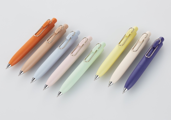 『uni-ball one（ユニボール ワン）P』 左から：みかん、コーヒー、ソーダ、もも、はっか、バナナ、ヨーグルト、ぶどう
