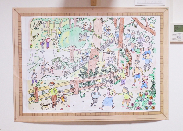 9 枚のぬりえを貼り合わせた作品を施設内で展示