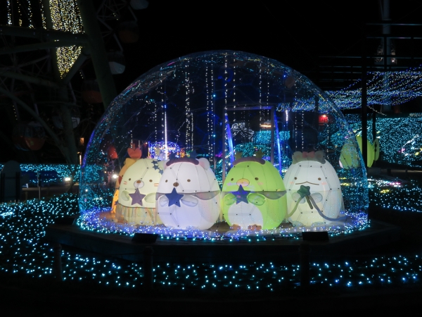 「星空さんぽ」エリア　スノードームイルミネーションのほか、すみっコたちが乗る「空とぶ星の乗りもの」をイメージ。標高420ｍにそびえ立つ「光のかんらんしゃ」では、ゴンドラ36基をオリジナルラッピング。ミニシアターでは、立ち止まって、すみっコぐらしのストーリを楽しめます