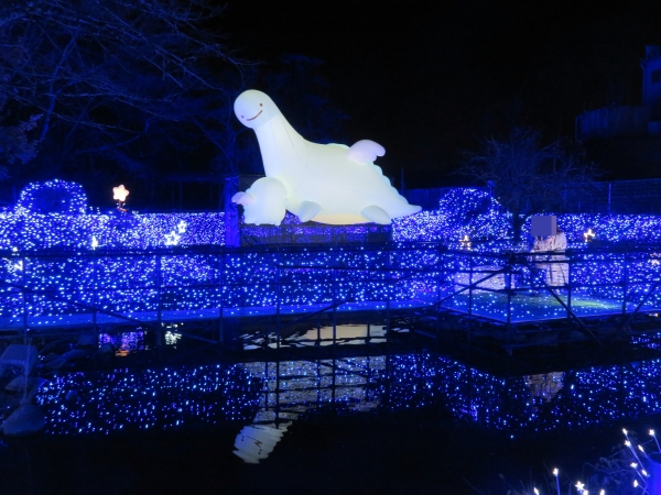 「とかげの夢」エリア　夢の中で夜のお空を散歩する「とかげ」と「とかげのおかあさん」を、水面に浮かぶ 6ｍもの大型バルーンで再現。光り輝く幻想的な姿を楽しめます