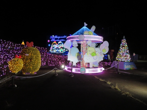 「たぴおかパーク」エリア　メリーゴーラウンドに乗るすみっコたちなど、イルミネーションに彩られた遊園地で遊ぶ姿を楽しめます