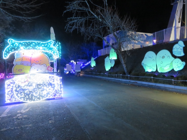「おばけのナイトパーク」エリア　イルミネーションのほか、モンスターに扮したすみっコたちとネオンが輝くイルミネーションアートウォールが広がる