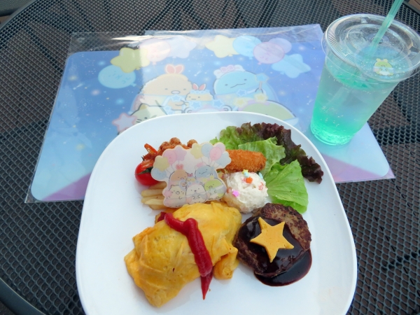 【オリジナルメニュー】大満足すみっコプレート(フード１品につきランチョンマット１枚プレゼント) ＆ しゅわしゅわすみっコド リンク（ドリンク・スイーツ１品につき コースター1 枚プレゼント）