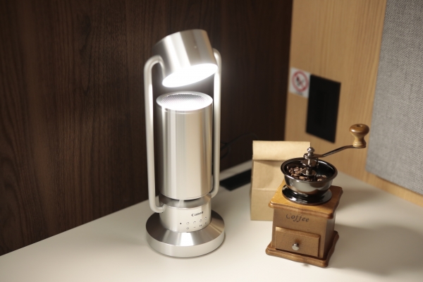 「albos Light ＆ Speaker」は、心地よいサウンドと光により日常から切り離されたパーソナルな空間を演出するスポットライト型のワイヤレススピーカー