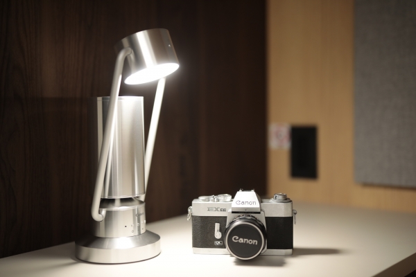 「albos Light ＆ Speaker」円筒型のフォルムと理想的なスピーカー配置により、クリアで豊かな音の響きを360度全方位から体感できます
