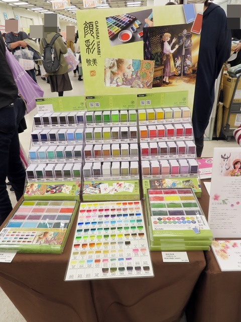 呉竹の「顔彩耽美」とは水で溶かして使用する固形絵具で鮮やかな発色と溶けの速さが特長です。プロ・アマチュアを問わず、作品に美しさを求める 多くのクリエイターの理想を叶えます