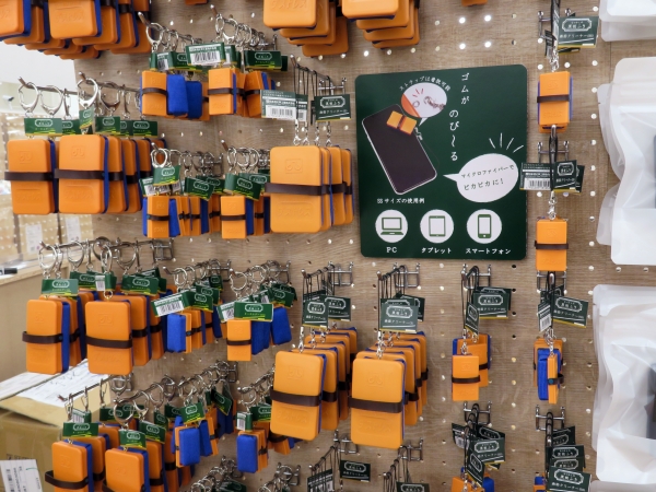 女子博限定商品「画面クリーナーキーホルダータイプ」、金具部分を外して使用することもできます　日本理化学工業