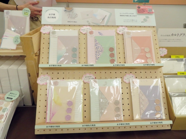 シーリングワックス風のシールがついたレターセット。シールなので、道具をそろえなくても手軽にメッセージへ特別感をプラス『シーリングワックスレター』マルアイ