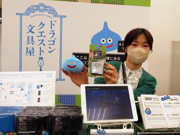 「ドラゴンクエスト文具屋」スライムのドット絵、キングスライムの浸透印スタンプ。書いたり色を塗ったり。正方形付せん紙にも！