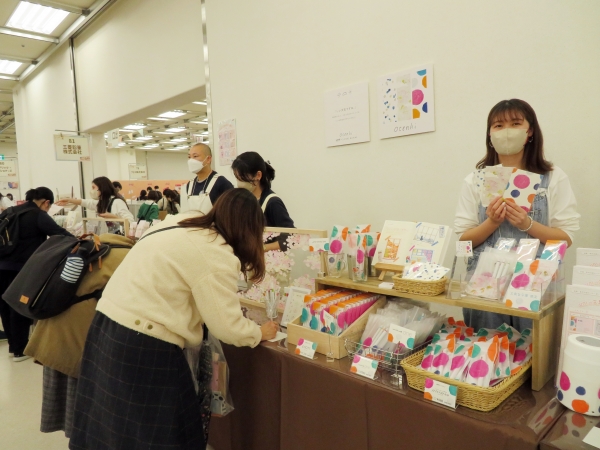 おてんきをテーマに限定商品 さんさん・ゆるりと・あいまい　デザインの「EMOTT」「ユニボールワン」「JETSTREAM」三菱鉛筆